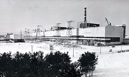 Blick auf Hallen des Kernkraftwerks Tschernobyl in einer Winterlandschaft