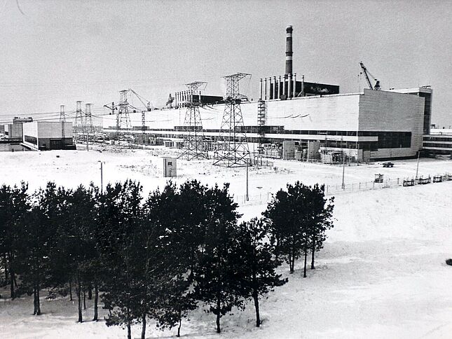 Blick auf Hallen des Kernkraftwerks Tschernobyl in einer Winterlandschaft