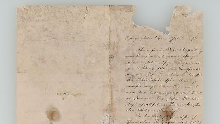 Handschrift aus dem Bestand der Reichsvereinigung der Juden in Deutschland – Blatt 2 mit einer großen Fehlstelle und mechanischen Schäden vor der restauratorischen Bearbeitung (im Auflicht)