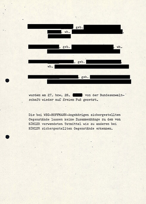 Das Dokument zeigt den Zwischenbericht der Sonderkommission zum Sprengstoffanschlag auf dem Oktoberfest 1980. Im Bericht werden die Tat, die Ermittlungen und die nächsten Schritte der Ermittlung und Öffentlichkeitsarbeit.