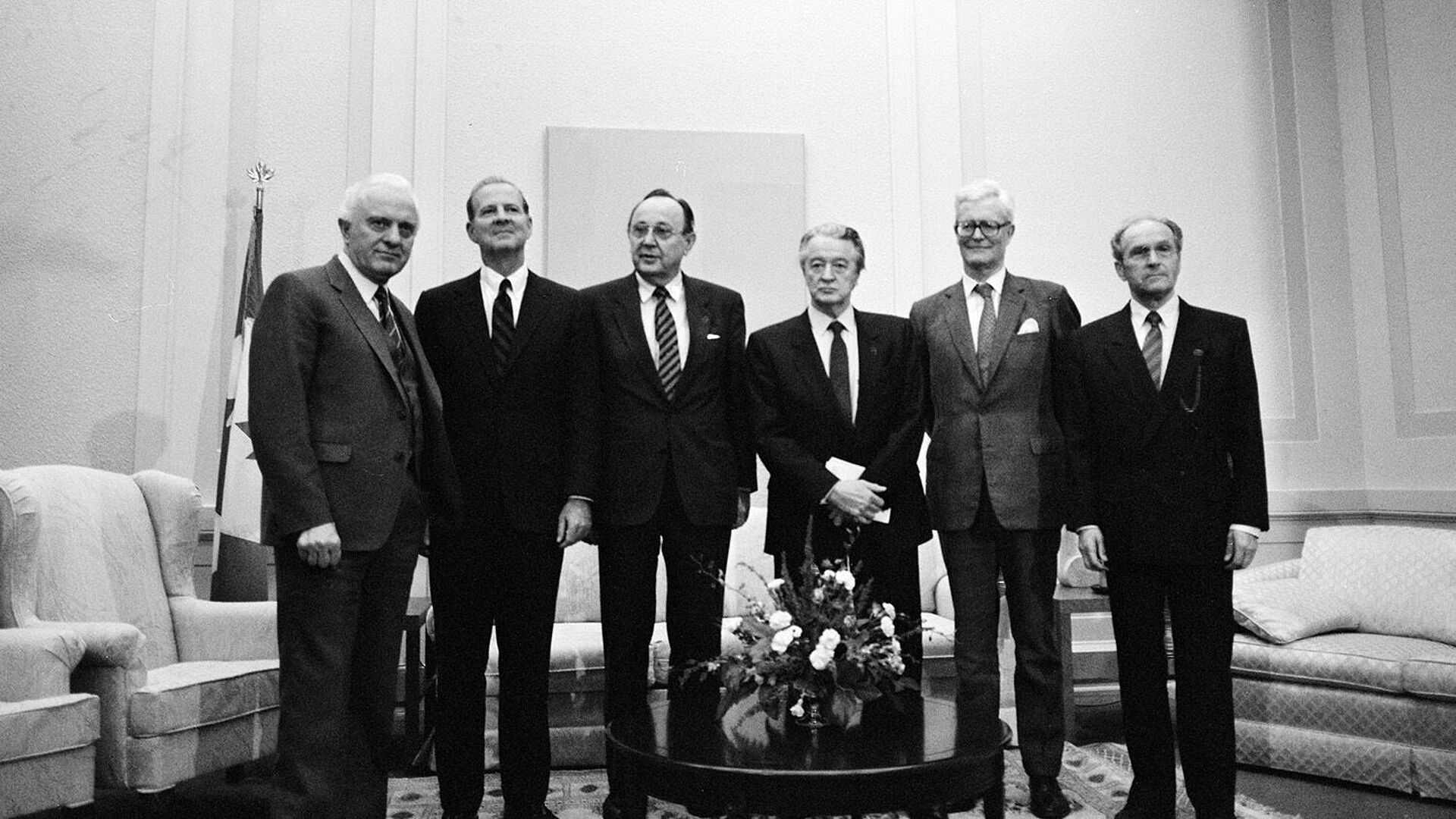 Die sechs Außenminister der UdSSR, der USA, der Bundesrepublik, Frankreichs, Großbritanniens und der DDR stehen nebeneinander.