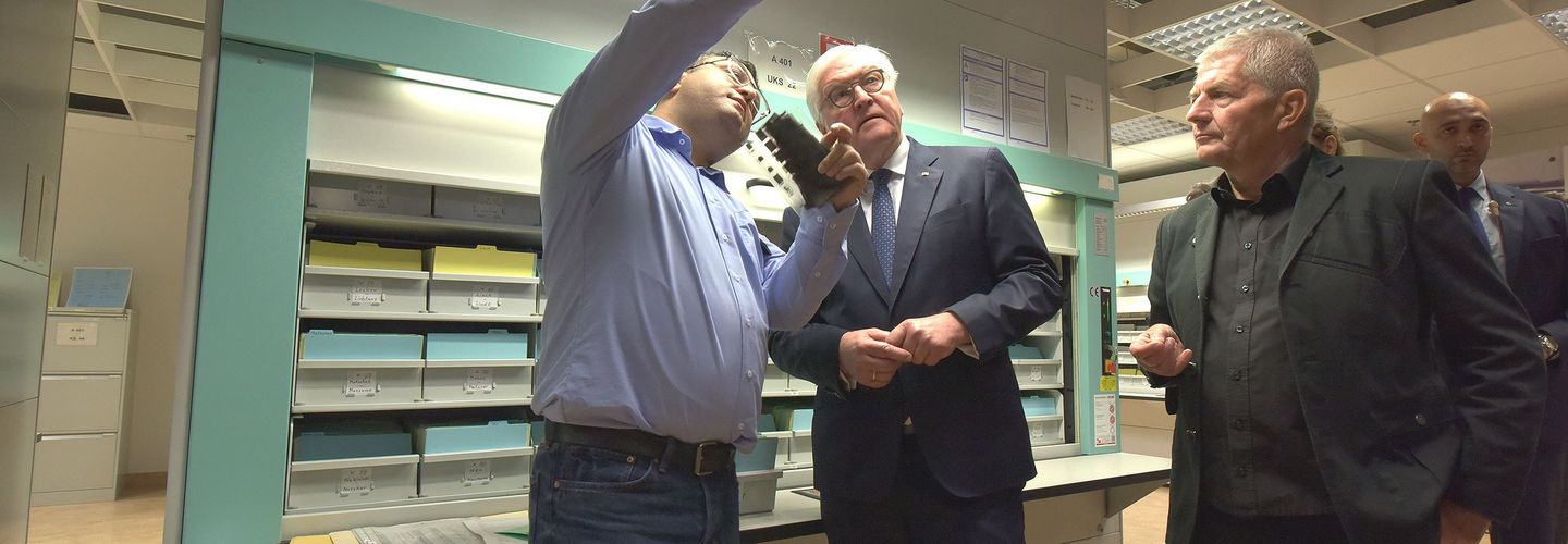 Archiv-Mitarbeiter Ali Catal erklärte dem Bundespräsidenten die Arbeitsweise der Postkontrolle der Staatssicherheit.