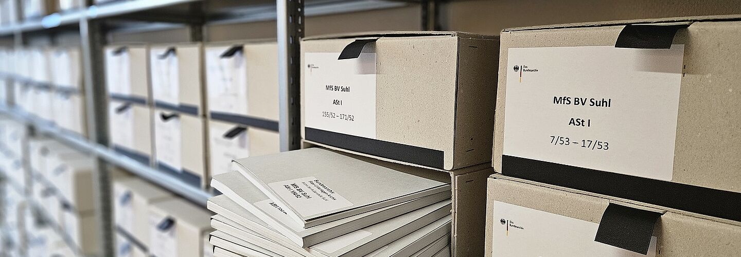 Kisten mit Akten im Magazin des Stasi-Unterlagen-Archivs Suhl