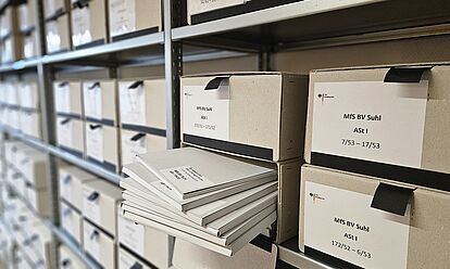 Kisten mit Akten im Magazin des Stasi-Unterlagen-Archivs Suhl