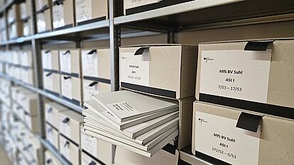 Kisten mit Akten im Magazin des Stasi-Unterlagen-Archivs Suhl