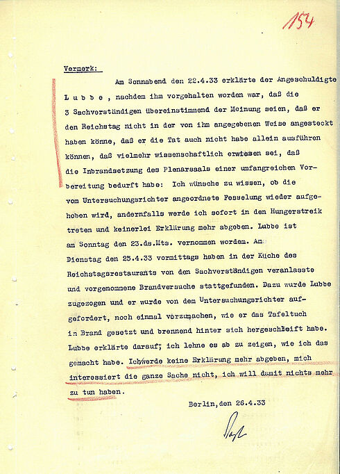 mit Maschine geschriebenens Dokument mit händischer unterschrift und roten Unterstreichungen und Markierungen