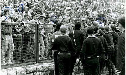 Gewaltbereite Fans des BFC Dynamo Berlin bei einem Fußballspiel.