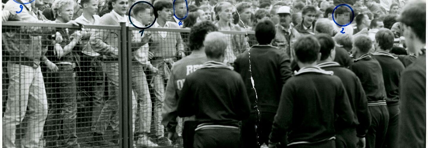 Gewaltbereite Fans des BFC Dynamo Berlin bei einem Fußballspiel.