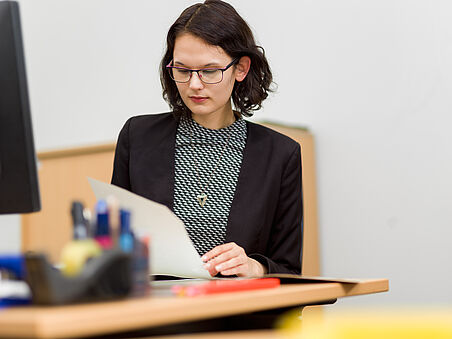A woman researches archival material in the Federal Archives