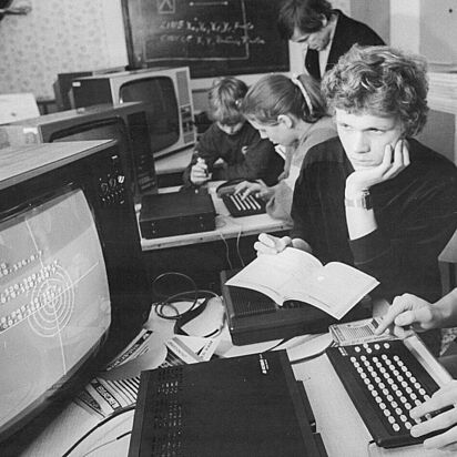 Two students sit in front of a computer and look at the monitor., Source:
                                                BArch, Bild 183-1986-1212-005 / Sindermann, Jürgen
