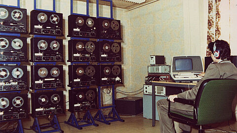 Tonbandanlagen in einem Stützpunkt des Staatssicherheitsdienstes der DDR, die ein Mitarbeiter abhört