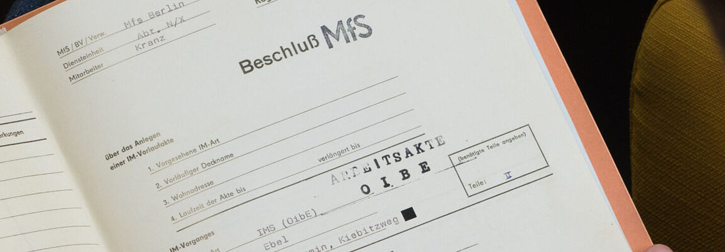 Blick in eine Akte. Sichtbar ist der Beschluss zur Anlage eines Vorgangs zu einem verdeckten Stasi-Offizier
