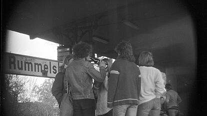 Das Schwarz-Weiß-Foto mit einem breiten Rand zeigt ein Gruppe Jugendlicher am S-Banhhof Berlin-Rummelsburg.