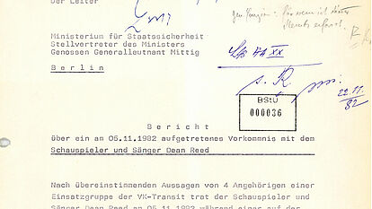 Ein Teil einer Aktenseite. Zu sehen ist der Briefkopf, der als Absender die Bezirksverwaltung Potsdam der Stasi und als Empfänger den Stellvertrenden Minister für Staatssicherheit Rudi Mittig nennt. Der Dokumententitel zeigt, dass es sich um einen Bericht über ein Vorkommnis mit Dean Reed am 5.11.1982 handelt.