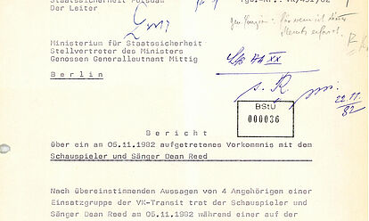 Ein Teil einer Aktenseite. Zu sehen ist der Briefkopf, der als Absender die Bezirksverwaltung Potsdam der Stasi und als Empfänger den Stellvertrenden Minister für Staatssicherheit Rudi Mittig nennt. Der Dokumententitel zeigt, dass es sich um einen Bericht über ein Vorkommnis mit Dean Reed am 5.11.1982 handelt.