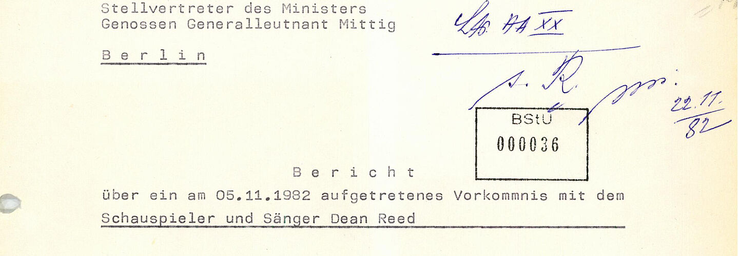 Ein Teil einer Aktenseite. Zu sehen ist der Briefkopf, der als Absender die Bezirksverwaltung Potsdam der Stasi und als Empfänger den Stellvertrenden Minister für Staatssicherheit Rudi Mittig nennt. Der Dokumententitel zeigt, dass es sich um einen Bericht über ein Vorkommnis mit Dean Reed am 5.11.1982 handelt.