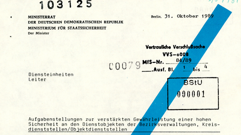 [Stempel: 103125]; [handschriftliche Ergänzung: 154/89]  Ministerrat der Deutschen Demokratischen Republik Ministerium für Staatssicherheit Der Minister  Berlin, 31. Oktober 1989  Vertrauliche Verschlußsache VVS—o008 MfS—Nr. 84/89 [Stempel: 00079] Ausf. Bl. 1 bis 4  Diensteinheiten Leiter  Aufgabenstellungen zur verstärkten Gewährleistung einer hohen Sicherheit an den Dienstobjekten der Bezirksverwaltungen, Kreisdienststellen/Objektdienststellen  Im Zusammenhang mit in jüngster Zeit in verschiedenen Städten der DDR durchgeführten Demonstrationen nehmen durch Sprechchöre, Plakate, Transparente u.a. vorgetragene "Forderungen" zur Veränderung der Tätigkeit der Schutz- und Sicherheitsorgane, insbesondere des MfS, an Stärke zu und tragen immer offener und massiver verleumderischen und provokatorischen Charakter. Teilweise wurden brennende Kerzen vor den Dienstobjekten abgestellt.  In verstärktem Maße werden Demonstrationen/Ansammlungen gegen Objekte, vorbei an Objekten der Bezirksverwaltungen bzw. Kreisdienststellen/Objektdienststellen oder direkt vor diesen Objekten, organisiert und durchgeführt.  Von Teilnehmern solcher Demonstrationen wird versucht, die Stimmung "anzuheizen" und gehen teilweise auch Aufrufe zur Gewalttätigkeit gegenüber Dienstobjekten aus, um Mitarbeiter des MfS zu Handlungen zu veranlassen, die der von der Partei angestrebten politischen Lösung der Probleme entgegenstehen.  In Einzelfällen wurden Mitarbeiter des MfS sowie deren Familienangehörige belästigt oder unter Druck gesetzt. Diese Verschärfung der Situation geht vor allem von feindlichen, oppositionellen sowie asozialen und kriminellen Elementen unter den Demonstranten aus.  Mit einer weiteren Eskalation der Lage auf diesem Gebiet, verbunden mit einem Übergreifen solcher Vorkommnisse und Erscheinungen auf weitere Bezirks- und Kreisstädte, ist zu rechnen.  Zur weiteren Erhöhung der Sicherheit und Ordnung an den Dienstobjekten unter strikter Beachtung der konkreten Lagebedingungen  weise ich an: Begriffe Abkürzungen Druckansicht  Weiter Verwandte Inhalte