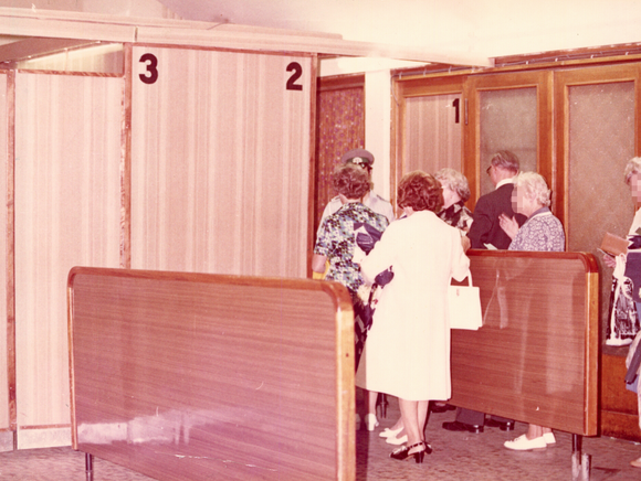 Mehrere Personen vor den Kontrollkabinen im "Tränenpalast"