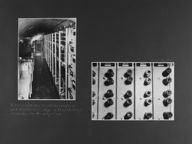 [Bild 1: Blick in den Tunnelgang mit gewölbter Decke. Rechts sind Schalt- und Sicherungsanlagen zu sehen. Links stehen Tische aufgereiht, auf denen diverse Kisten und Behältnisse stehen.] [handschriftliche Ergänzung: Teilansicht des Verstärkerraumes mit Verstärkeranlage u. Einführungsverteiler im Hintergrund.]  [Bild 2: Nahaufnahme von paarweise angeordneten schwarzen Röhren auf Metallgehäusen.]