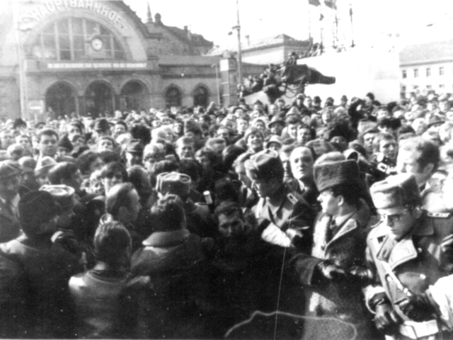 Einsatzkräfte von Volkspolizei und Stasi gingen rigoros gegen die jubelnde Menge vor. Laut einem Abschlussbericht über die Aktion "Konfrontation" wurden 119 Personen festgenommen.