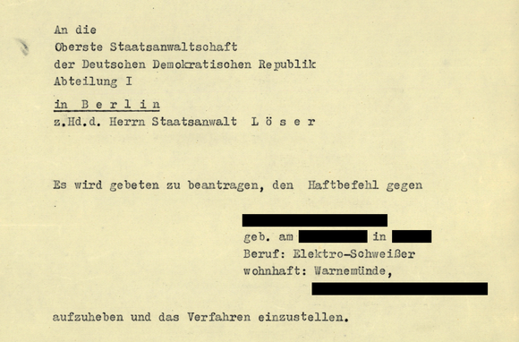 Berlin, den 14.07.1953  An die Oberste Staatsanwaltschaft der Deutschen Demokratischen Republik Abteilung I  in Berlin z.Hd.d. Herrn Staatsanwalt Löser  Es wird gebeten zu beantragen, den Haftbefehl gegen  [anonymisiert] geb. am [anonymisiert] in [anonymisiert] Beruf: Elektro—Schweißer wohnhaft: Warnemünde, [anonymisiert]  aufzuheben und das Verfahren einzustellen.