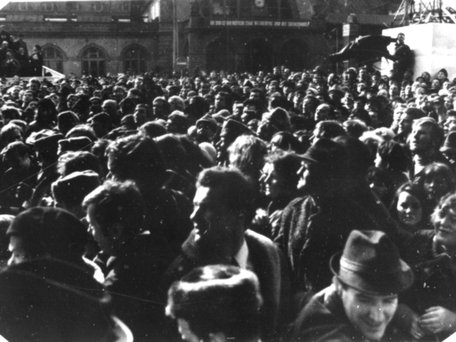 Neben Journalisten und Fernsehteams gelangten auch auch hunderte von Menschen auf den Bahnhofsplatz, nachdem sie die Absperrungen durchbrochen hatten.