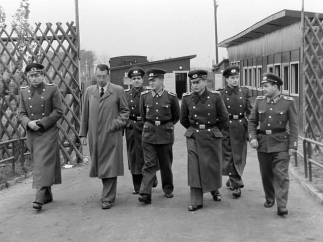 Angehörige des MfS-Wachregiments bei einem Rundgang im Tierpark Berlin