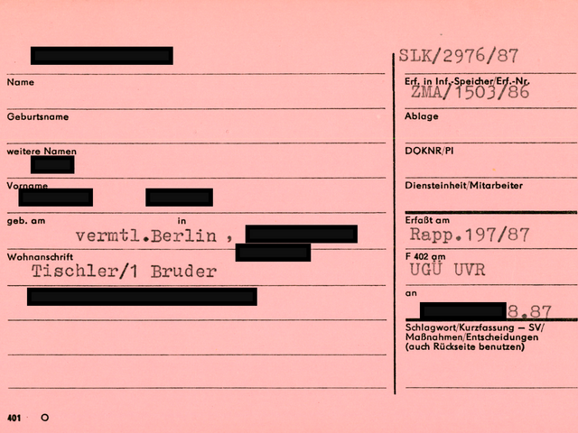 [Zu sehen ist eine rosa Karteikarte des Typs "Formblatt 401". Das MfS vermerkte auf der linken Seite personenbezogene Daten wie Klarname, Geburtsdaten und PKZ. Die Anschrift war ebenso wie die berufliche Tätigkeit und die Arbeitsstelle erfasst - bei diesem Beispiel sind schon erste Hinweise zu Verbindungen der betroffenen Person gemacht. Auf der rechten Seite wurden weitere Hinweise auf bereits erfasste Informationsträger wie bspw. auf die Dokumentennummer, Parteiinformation und/oder bereits archivierten Unterlagen sowie durch Schlagworte begründete Querverweise vermerkt. Bei diesem Beispiel ermöglicht die notierte Nummer zur Sichtlochkarte den Zugriff auf die Dokumentenkartei der ZKG.]