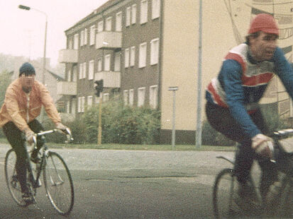 Auf dieser Fotografie ist der Neunkirchner Oberbürgermeister Peter Neuber mit einem weiteren Radfahrer in einem Wohngebiet zu sehen.