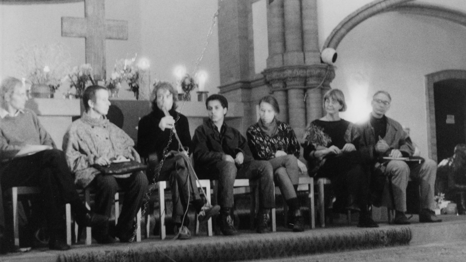 Dieses Foto aus Beständen des MfS zeigt die Teilnehmer einer Diskussionsrunde in der Gethsemanekirche. Vor dem Altar sitzt links außen der Theologe Erhart Neubert. Rechts außen ist die Bürgerrechtlerin Marianne Birthler und der Molekularbiologe Jens Reich, beide waren Mitbegründer des Neuen Forum, zu sehen.