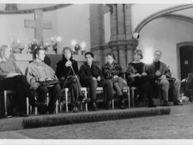 Dieses Foto aus Beständen des MfS zeigt die Teilnehmerinnen und Teilnehmer einer Diskussionsrunde in der Gethsemanekirche. Vor dem Altar sitzt links außen der Theologe Erhart Neubert. Rechts außen ist die Bürgerrechtlerin Marianne Birthler und der Molekularbiologe Jens Reich zu sehen. Beide waren an der Gründung des Neuen Forums beteiligt.