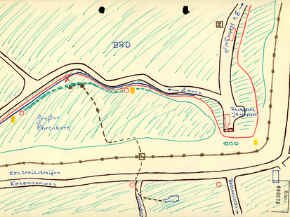 Hierbei handelt es sich um eine gezeichnete Karte bei der die detaillierte Umgebung der Grenzschleuse "Zwerg" zu erkennen ist. Es wurde auf der Karte ein Weg eingezeichnet, welcher der bzw. die zu schleusende Person gehen sollte um die Grenze zwischen der DDR und BRD unbemerkt zu passieren.  Dafür wurde eine Stelle im Waldgebiet eingezeichnet an der das Kraftfahrzeug, mit welchem sich die zu schleusende Person der Grenze nähert, abgestellt wird. Danach folgt der Weg durch das Schlupftor am Grenzzaun 1, sowie eine Wegbeschreibung durch das angrenzende Waldgebiet. Als letzter Schritt musste der Kunzeltalbach und somit die Staatsgrenze überquert werden. Kurz vor dem letzten Schritt gibt es für die Person noch eine Möglichkeit einen Umkleide- und Ruhepunkt aufzusuchen.