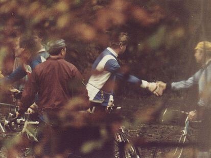 Auf dem Bild ist der Neunkirchner Oberbürgermeister Peter Neuber mit anderen Radfahrern zu sehen. Oberbürgermeister Peter Neuber reicht einer anderen Person die Hand. Das Foto wurde konspirativ aufgenommen.