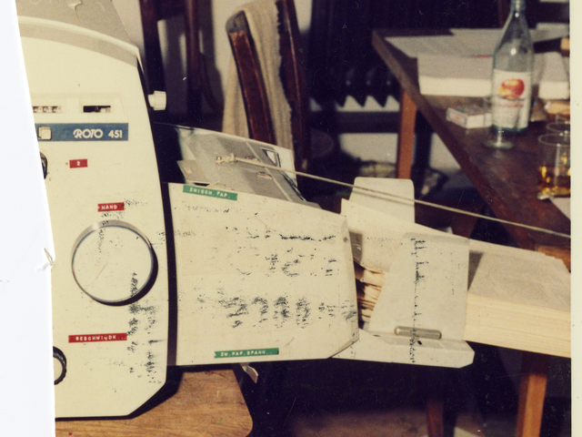 Zerschnittenes Foto des damals in der Umweltbibliothek verwendeten Druckers Roto 451 mit einem Stapel bereits bedruckter DIN-A4-Seiten der "Umweltblätter".