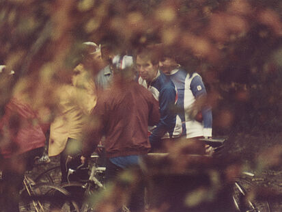 Diese Fotografie zeigt den Neunkirchner Oberbürgermeister Peter Neuber und weitere Männer mit ihren Fahrrädern. Das Foto wurde konspirativ aufgenommen. 