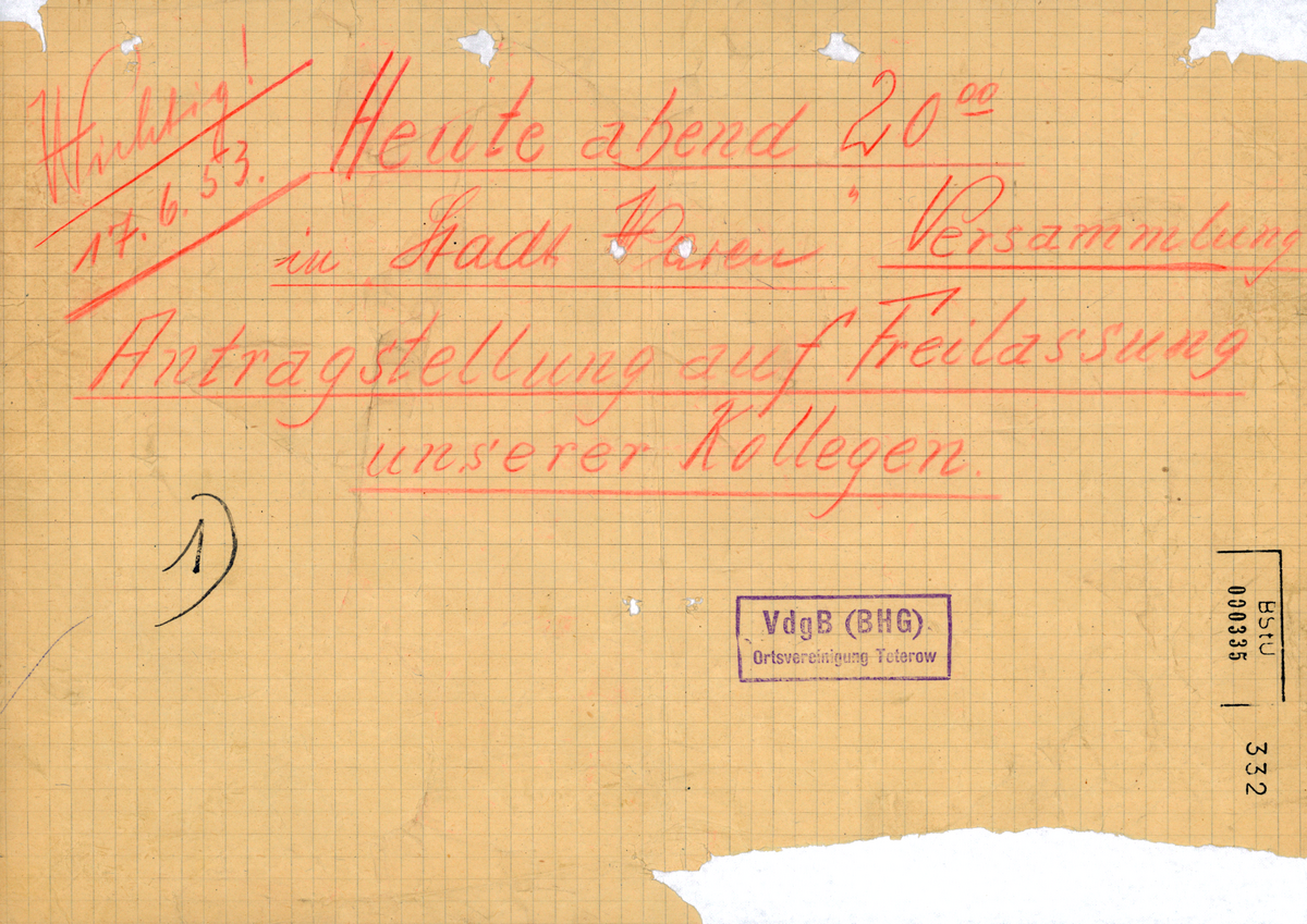 [Der Text wurde handschriftlich mit einem roten Buntstift auf kariertes Papier geschrieben. Der Handzettel ist knittrig und eingerissen, einige Stellen fehlen oder sind löchrig.]  Wichtig! 17.06.53.  Heute abend 20.00 in Stadt Waren Versammlung Antragstellung auf Freilassung unserer Kollegen  1)  [Stempel: VdgB (BHG) Ortsvereinigung Teterow]