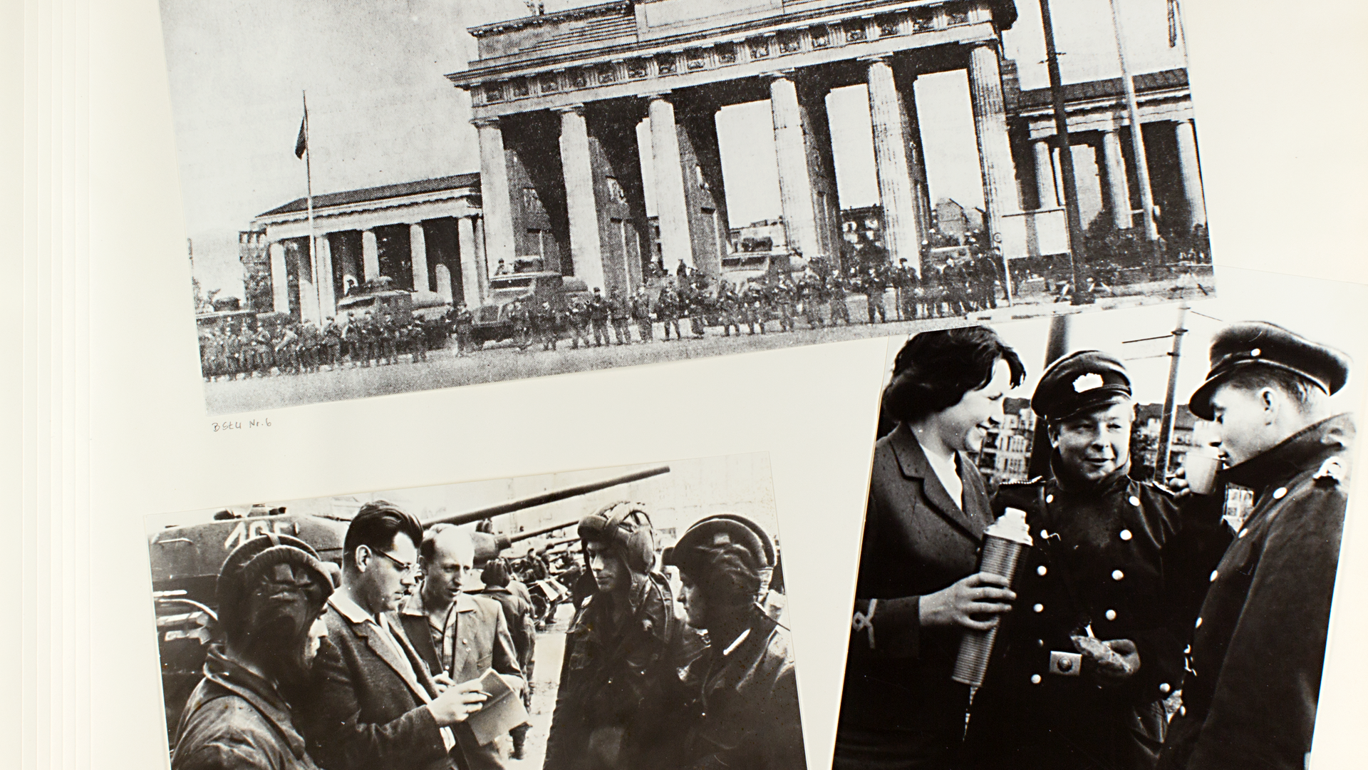 Ausschnitt aus einem Fotoalbum vom Mauerbau, das in Erich Mielkes Büro gelegen haben soll.