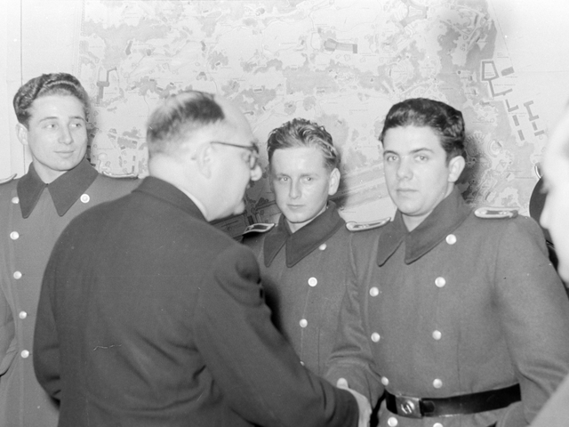 Tierpark-Direktor Heinrich Dathe schüttelt Angehörigen des MfS-Wachregiments die Hand.