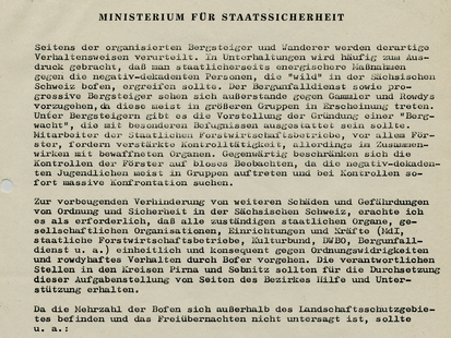 Seitens der organisierten Bergsteiger und Wanderer werden derartige Verhaltensweisen verurteilt. In Unterhaltungen wird häufig zum Ausdruck gebracht, daß man staatlicherseits energischere Maßnahmen gegen die negativ-dekadenten Personen, die "wild" in der Sächsischen Schweiz bofen, ergreifen sollte. Der Bergunfalldienst sowie progressive Bergsteiger sehen sowie progressive Bergsteiger sehen sich außerstande gegen Gammler und Rowdys vorzugehen, da diese meist in größeren Gruppen in Erscheinung treten. Unter Bergsteigern gibt es die Vorstellung der Gründung einer "Bergwacht", die mit besonderen Befugnissen ausgestattet sein sollte. Mitarbeiter der Staatlichen Forstwirtschaftsbetriebe, vor allem Förster, fordern verstärkte Kontrolltätigkeit, allerdings im Zusammenwirken mit bewaffneten Organen. Gegenwärtig beschränken sich die Kontrollen der Förster auf bloses Beobachten, da dir negativ-dekadenten Jugendlichen meist in Gruppen auftreten und bei Kontrollen sofort massive Konfrontation suchen.  Zur vorbeugenden Verhinderung von weiteren Schäden und Gefährdungen von Ordnung und Sicherheit in der Sächsischen Schweiz, erachte ich es als erforderlich, daß alle zuständigen staatlichen Organe, gesellschaftlichen Organisationen, Einrichtungen und Kräfte (MdI, staatsliche Forstwirtschaftsbetriebe, Kulturbund, DWBO, Bergunfalldienst u. a.) einheitlich und konsequent gegen Ordnungswidrigkeiten und rowdyhaftes Verhalten durch Bofer vorgehen. Die Verantwortlichen Stellen in den kreisen Pirna und Sebnitz sollten für die Durchsetzung dieser Aufgabenstellung von Seiten des Bezirkes Hilfe und Unterstützung erhalten.  Da die Mehrzahl der Bogen sich außerhalb des Landschaftsschutzgebietes befinden und das Freiübernachten nicht untersagt ist, sollte u. .a.:  - Eine Präzisierung bzw. Neufestlegung in der Verhaltensordnung (Beschluß des Rates des Bezirkes Dresden Nr. 161/83 vom 29.06.1983) Landschaftsschutzgebiet Sächsische Schweiz, Abs. II, Ziffer 11 geprüft werden.  Entsprechend der Verhaltensordnung ist:  "11. das Übernachten in Zelten, Campinganhängern oder Wohnmobilen nur auf den dafür vorgesehenen Plätzen gestattet. In Naturschutzgebieten, Flächennaturdenkmalen oder in den aus Naturschutz- und Jagdgründen gesperrten Gebietsteilen ist das Freiübernachten (Bofen) grundsätzlich untersagt."  Eine Neufestlegung in der Verhaltensordnung müßte aus Gründen des Schutzes der Umwelt, das Freiübernachten in der Sächsischen Schweiz eindämmen und stärker unter Regie und Kontrolle des DWBO stellen.