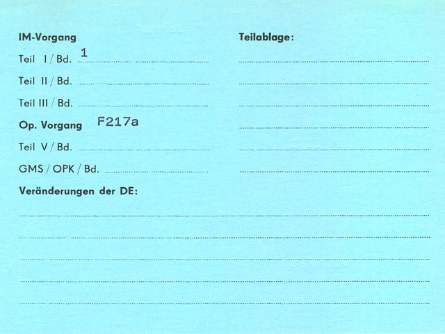 [Die Rückseite der blauen F 77 Karteikarte enthält überwiegend Angaben zum Umfang des Vorgangs, d.h. wie viele Bände zu welchem Teil eines IM-Vorgangs oder wie viele Bände insgesamt bei operativen Vorgängen existieren bzw. bereits anteilig im Archiv abgelegt worden sind. Das untere Drittel ist wieder für Veränderungen innerhalb der bearbeitenden Diensteinheit vorgesehen.]