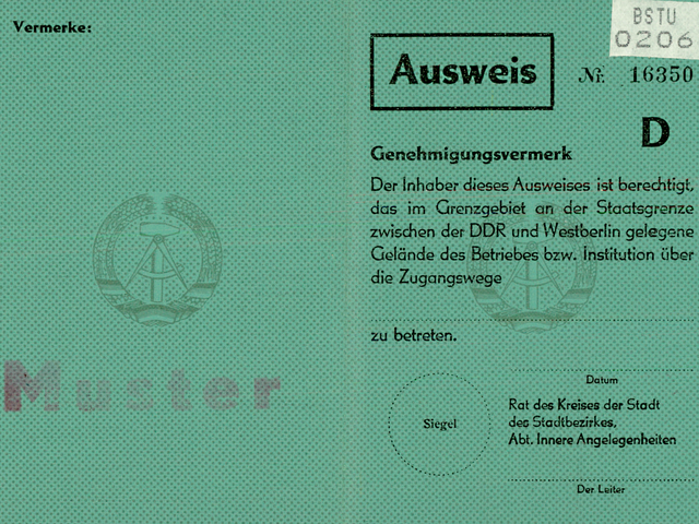 Die Außenseite eines grünen Muster-Sonderausweises (Nr. 16350) mit dem Genehmigungsvermerk:  "Der Inhaber dieses Ausweises ist berechtigt, das im Grenzgebiet an der Staatsgrenze zwischen der DDR und Westberlin gelegene Gelände des Betriebes bzw. Institution über die Zugangswege [Auslassung] zu betreten."