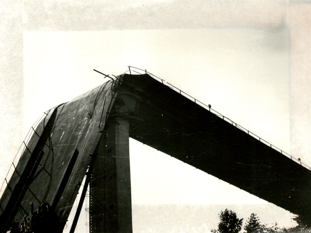 Nahaufnahme des abgeknickten Teils der Stauseebrücke.