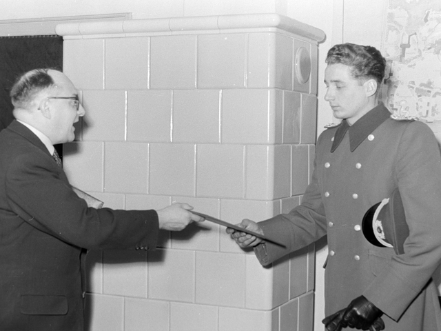 Ein Angehöriger des MfS-Wachregiments übergibt Tierpark-Direktor Heinrich Dathe einen Spendenscheck.