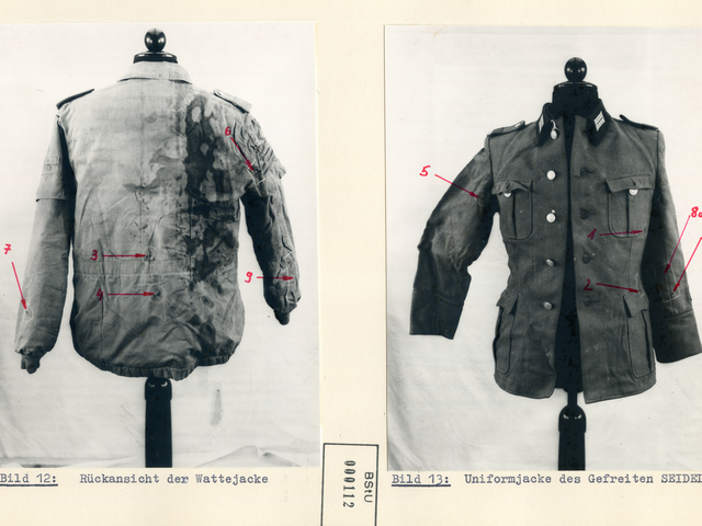 [Zu sehen ist ein Bildausschnitt. Zwei schwarzweiß Aufnahmen wurden nebeneinander aufgeklebt. Auf beiden Fotos wurden Jacken zur Untersuchung auf Schneiderpuppen drapiert. Bei dem linken Bild handelt es sich um die Rückenansicht einer wattierten Winterjacke, auf deren rechtem Schulterbereich große dunkle Flecken erkennbar sind, die vermutlich von Blut stammen. Auf dem rechten Foto sieht man eine offene NVA-Uniformjacke der Grenztruppen, die der Soldat Seidel trug, den linken Arm leicht angewinkelt. Auf beiden Fotos wurden manuell rote Pfeile mit Nummerierungen eingezeichnet.]