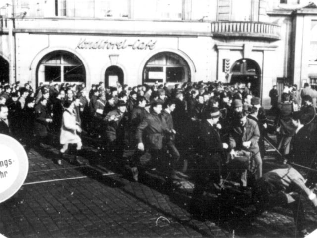 Hunderte Menschen - darunter auch Journalisten strömten auf den Bahnhofsplatz.
