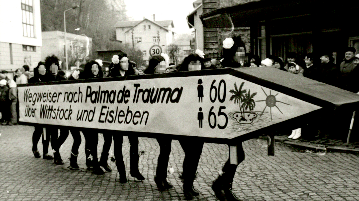   Acht Personen weisen den Weg beim Karneval
