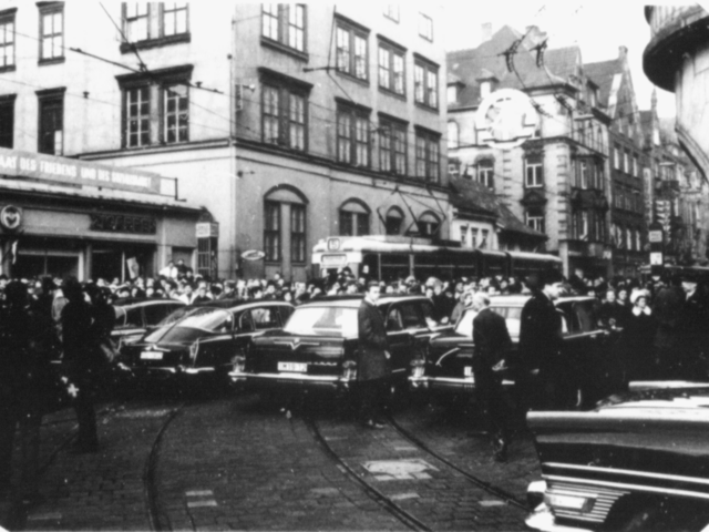 Hunderte von Menschen versammelten sich am Tag des Besuchs von Willy Brandt rund um den Hauptbahnhof in Erfurt. Nahe des Hotels "Erfurter Hof" stehen Fahrzeuge für die westdeutsche Delegation bereit.