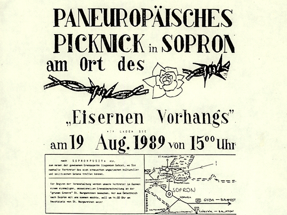 Paneupopäisches Picknick in Sopron am Ort des [Zeichnung eines Stacheldrahts mit einer Rose.] "Eisernen Vorhangs" Wir laden Sie am 19.Aug.1989 von 15.00 Uhr  nach Sopronpuszta ein. [unleserlich] neben der gewesenen Grenzsperre liegenden Gebiet, wo Sie namhafte Vertreter des sich erneuerten ungarischen kulturellen und politischen Lebens treffen können.  Vor Beginn der Veranstaltung werden unsere Verteter im Rahmen einer einmaligen okkasionellen Grenzüberschreitung an der "grünen Grenze" St. Margarethen besuchen. Wer aus Österreich nach Sopron mit uns kommen möchte, soll um 14.00 Uhr am Hauptplatz von St. Margerethen sein! [Neben beiden Absätzen ist auf der rechten Seite eine skizzenhaft gezeichnete Karte von Sopron und Umgebung zu sehen.]  Schirmherren unserer Veranstaltung: dr. Otto Habsburg [klein darunter:(Abgeordneter des Europaparlament)] und Imre Pozsgay [klein darunter: (Staatsminister)]  Programm: 15.00 - 16.30: Botschaft der Schirmherren der Veranstaltung, Reden von namhaften Künstlern, Politikern (Sándor Csoóri, György Konrád, usw.). Vorführung von Tanzgruppen und Gesangchören.  16.30 - 18.00: "Baue ab und nimm mit!" Die Teilnehmer dürfen sich selbst am Abriss des "Eisernen Vorhangs" beteiligen und das mit Zertifikat versehene Stück mitnehmen!  von 18.00 bis spät abends: Siebenbürgisches Tanzhaus, Speckbraten, Lagerfeuer. Buffet: Kalte und warme Speisen an Ort und Stelle!  Unsere Veranstaltung wurde unterstützt von: Verwaltungsausschuss Kószec-Hegyaljai; Raab--Odenburg--Ebenfurth Eisenbahn; Hungarhotels  Alle Interessierten sind willkommen! (Ungarisches Demokratisches Forum [unleserlich] - Oppositioneller Rundtisch von Sopron: FiDeSz, [unleserlich], MDF, SzDSz)