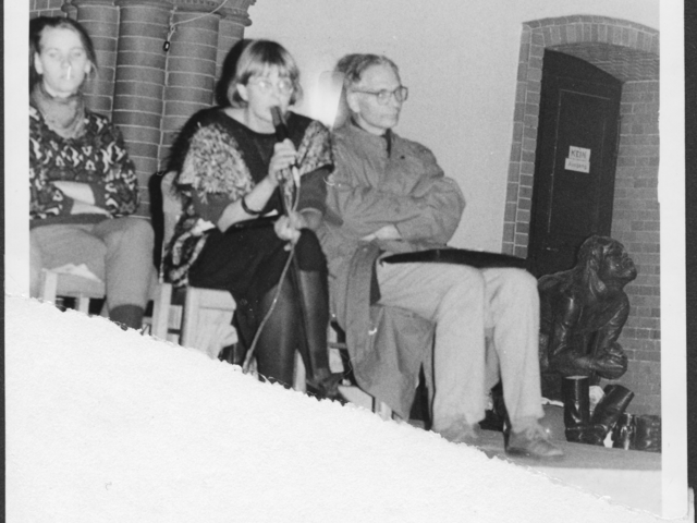 Teil eines MfS-Fotos, das die Teilnehmerinnen und Teilnehmer einer Diskussionsrunde in der Gethsemanekirche zeigt. Darunter am Mikrofon Marianne Birthler neben dem Molekularbiologen Jens Reich, beide waren Mitbegründer des Neuen Forum.