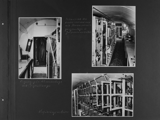 [Bild 1: Das Ende des lang gezogenen Tunnels mit gewölbter Decke ist zu sehen. Auf der linken Seite sind Tische und Röhrenlampen, auf der rechten Schaltanlagen. An der Stirnseite ist dann ein rechteckiger Durchbruch, dahinter ein nichttextiler Vorhang. Darüber befindet sich eine Leuchte.] [handschriftliche Ergänzung: Eingang zur Klimaanlage mit Signallampe]  [Bild 2: Ein weiterer Blick in den Tunnelgang. Links sind zuerst Schaltanlagen, dahinter Verteileranlagen zu sehen. Auf der rechten Seite stehen Tische. An der Stirnseite ist ein Durchgang, darüber eine Lüftung.] [handschriftliche Ergänzung: Teilansicht des Verstärkerraums mit Stromversorgungsanlage u. Zwischenverteiler]  [Bild 3: Es ist eine Nahaufnahme eines Regals aus Metallstreben zu erkennen, an denen Kabelbäume in ordentlichen Strängen befestigt wurden. Das letzte obere Drittel ist noch frei.] [handschriftliche Ergänzung: Einführungsverteiler]